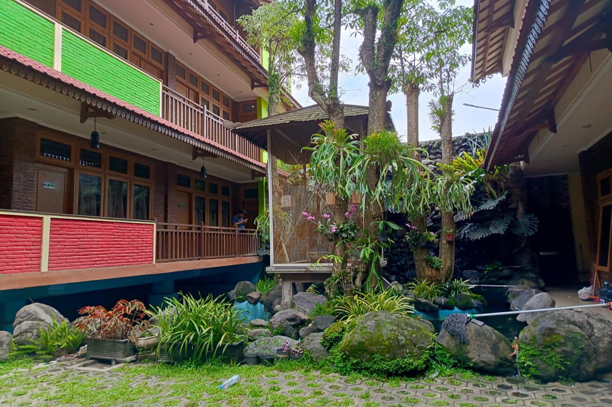 Java Capsule Hotel Malang Esterno foto